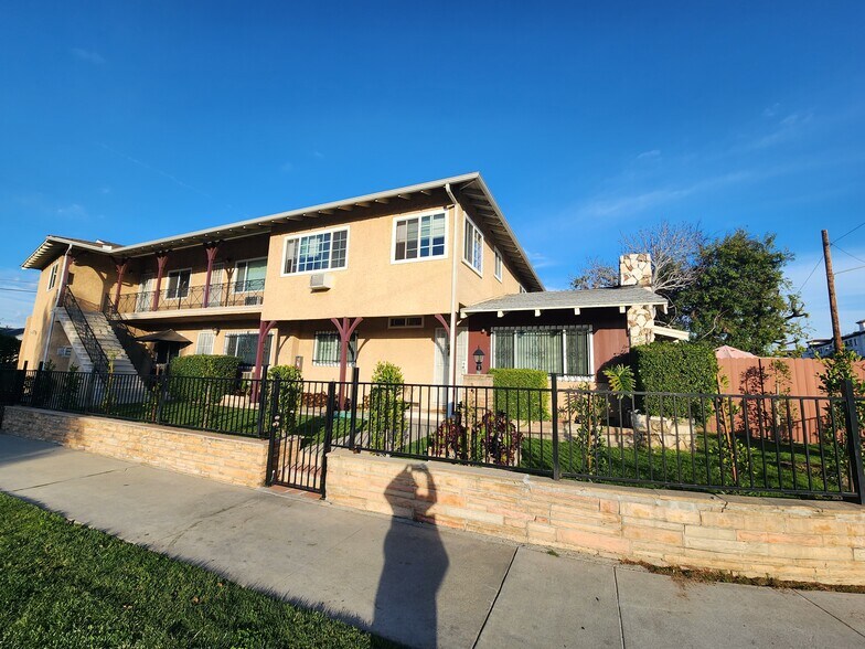 Building Photo - 14227 Moorpark St