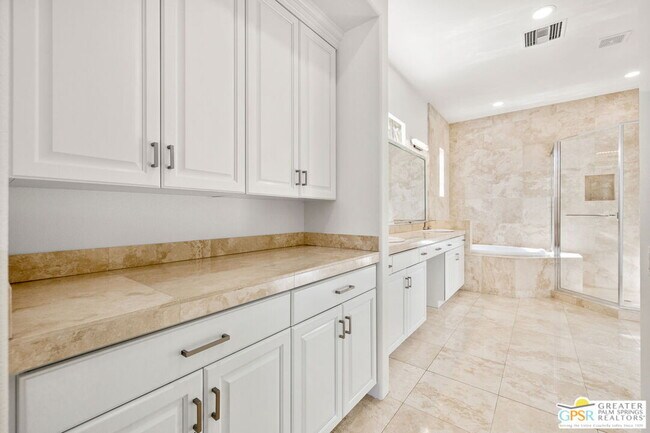 Building Photo - 4 Hillcrest Dr