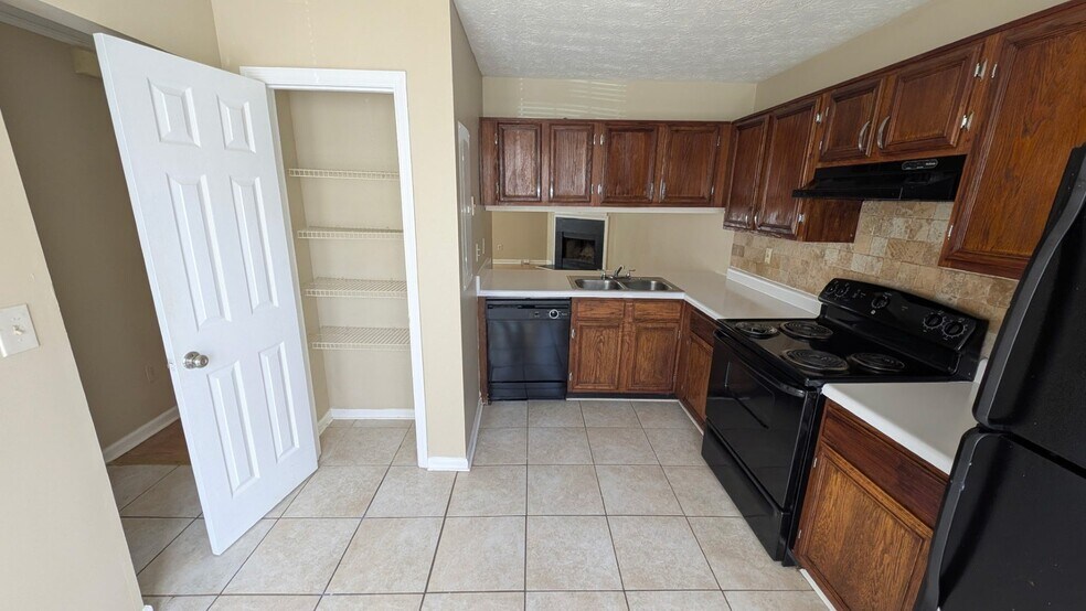 Building Photo - 3909 Meadow Creek Dr
