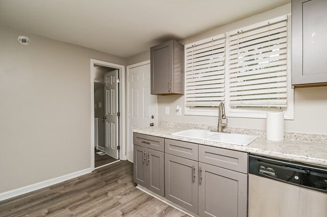 Building Photo - Renovated 3-Bed Gem in Southwest Atlanta