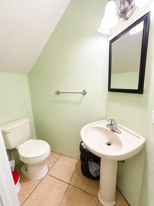 Building Photo - 3331 Commodore Ct
