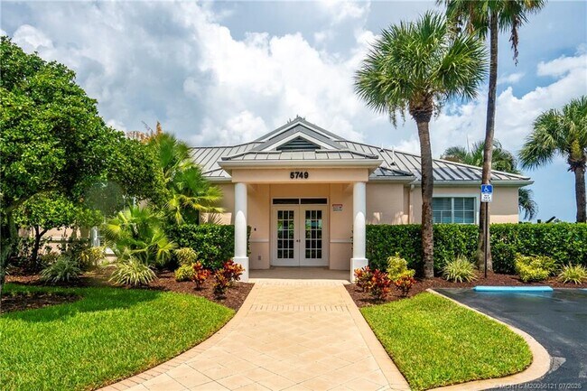 Building Photo - 5750 NE Island Cove Way
