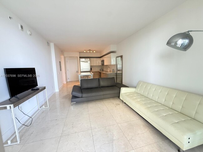 Building Photo - 1300 Brickell Bay Dr