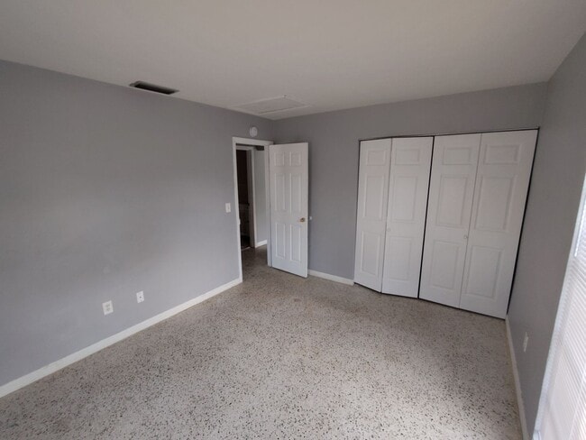 Building Photo - 2/1 Single Family in Spring Hill