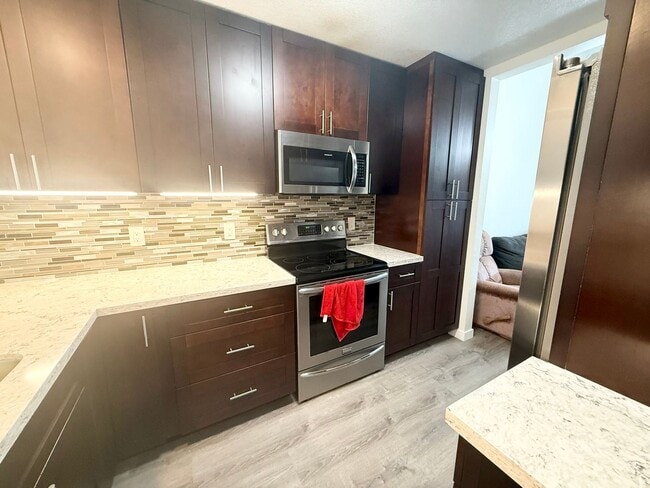 Building Photo - Pet Friendly Hidden Gem Unit- 3 BD/ 2.5 Ba...