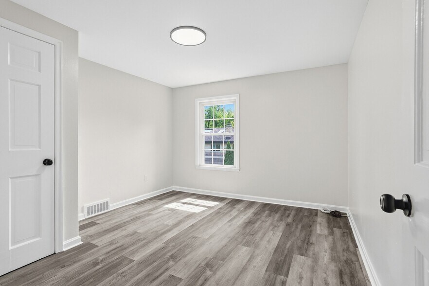 Building Photo - 165 Meadowbrook Dr