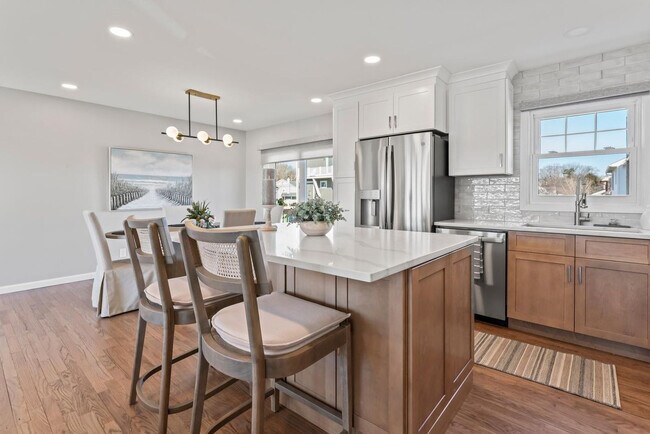 Building Photo - 445 S Riverside Dr