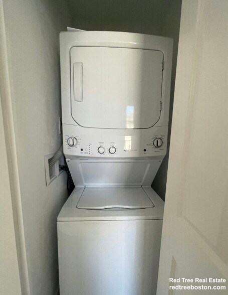 Building Photo - 81 Park Dr