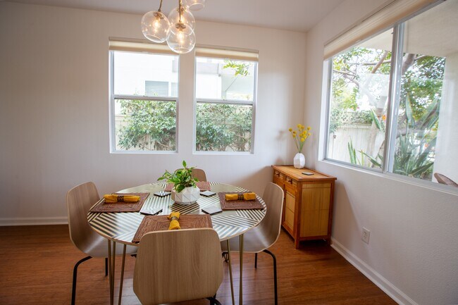 Building Photo - 593 Sweet Pea Pl