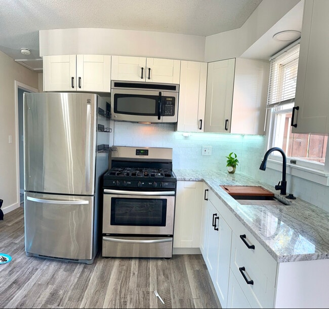 Building Photo - 2168 Plainfield Ave