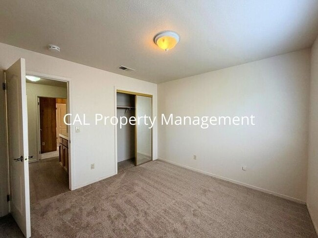 Building Photo - Rare 4 bedroom 2 bath rental in Pine Meadow Estates King City!