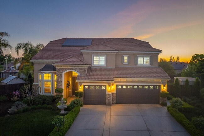 Building Photo - Spacious Home on Oversized Lot with Pool and Solar!