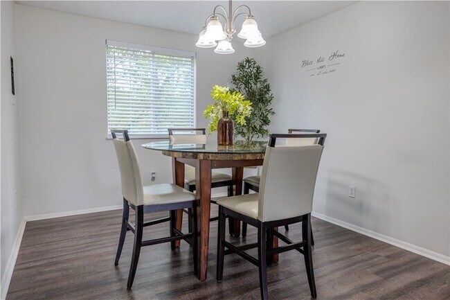 Building Photo - 2073 Raintree Pl