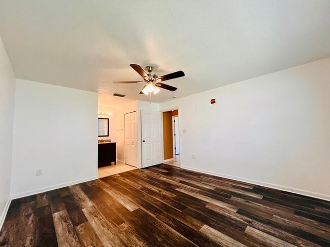 Building Photo - Completely Renovated 3 Bed 2 Bath Condo