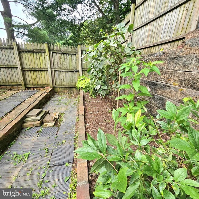 Building Photo - 7603 Tiverton Dr
