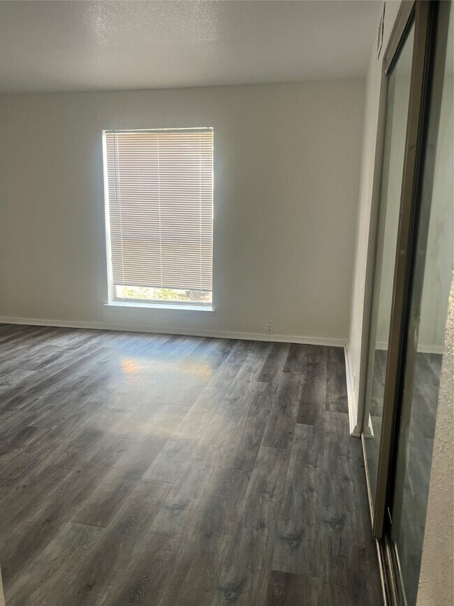 Building Photo - 3303 W Greenridge Dr