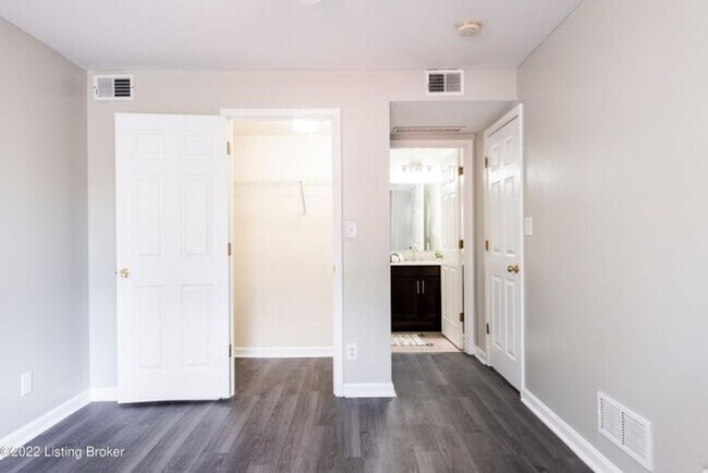 Building Photo - Cute 2 bedroom 2 bath Condo