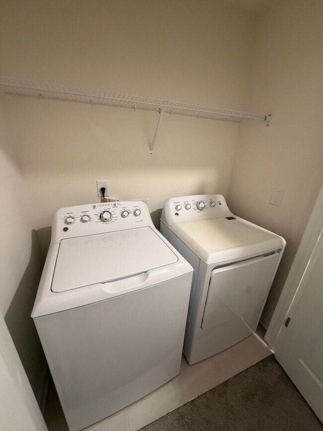 Building Photo - Beautiful 3 Bed / 2.5 Bath Townhome in Foxbank Plantation