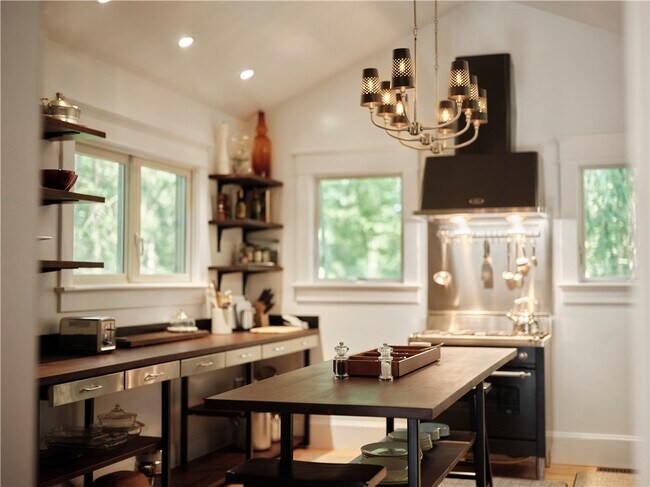 Building Photo - 38 Lake St