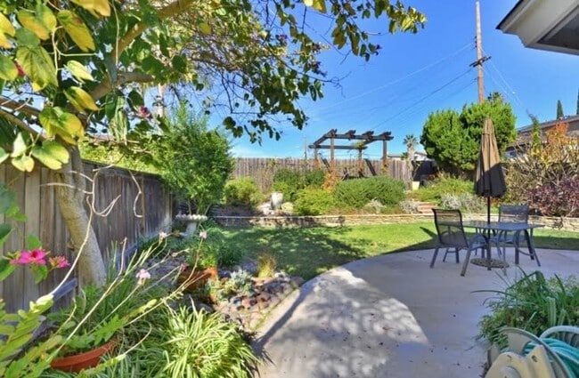 Building Photo - Centrally Located 3BD/2.5BA Home Available in West Clairemont!