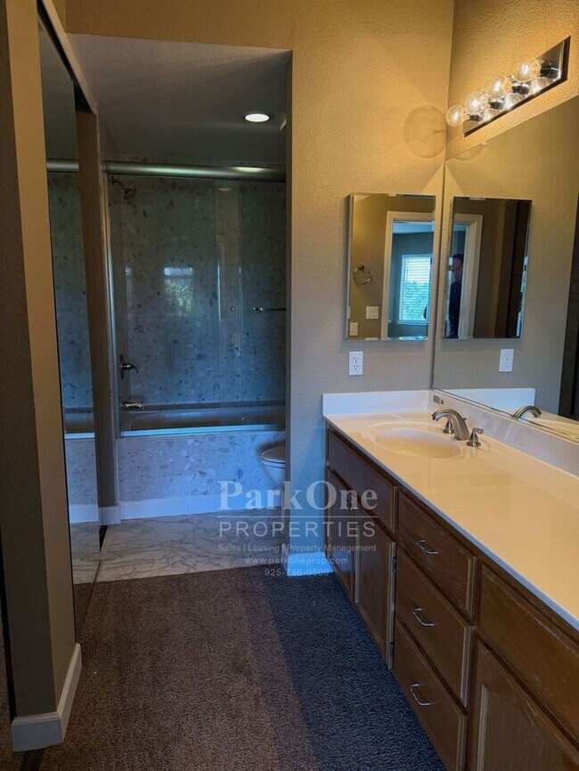 Building Photo - Updated Townhouse in Clayton Available for Lease now!