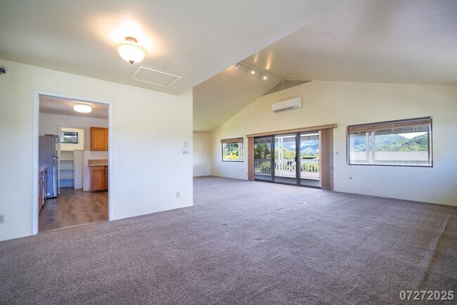 Building Photo - Beautiful and Large 3 bedroom 2.5 bath SFH...