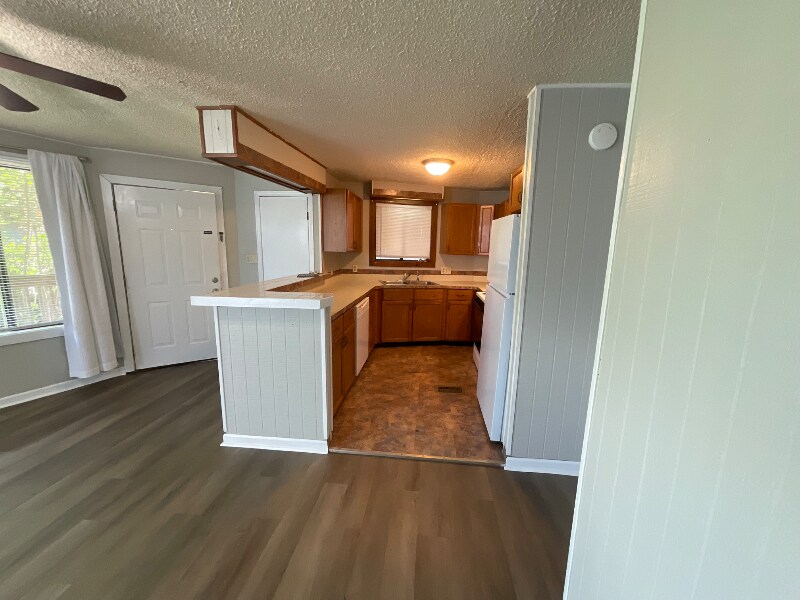 Building Photo - 206 Knoll Dr