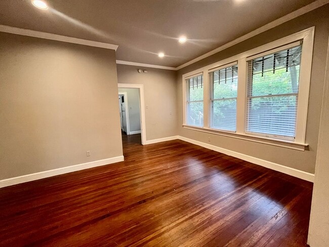 Building Photo - 4bed/2bath corner lot house in Hyde Park