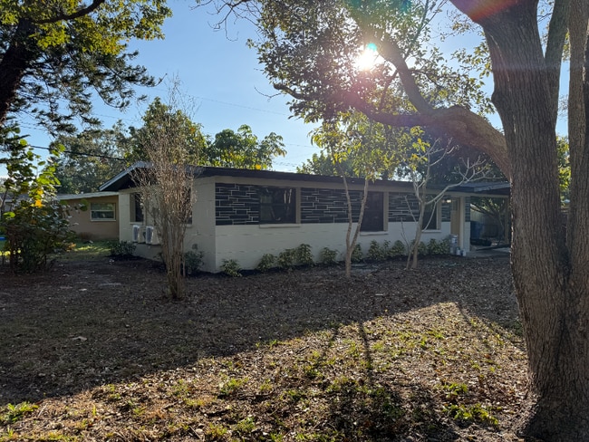 Building Photo - 3000 Karen Ave