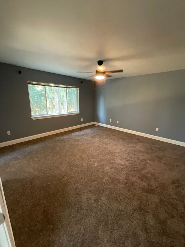 Building Photo - Beautiful 3 BR/2.5 BA Home with Bonus Room