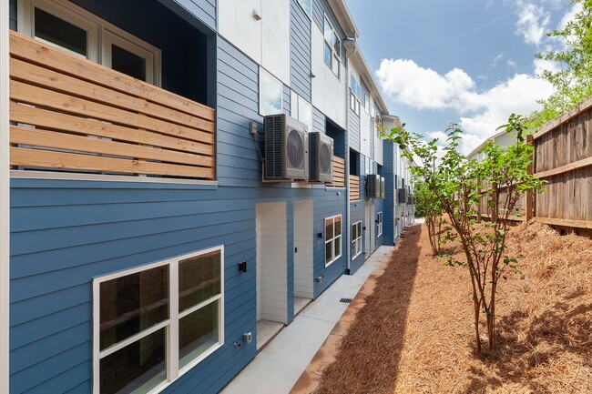 Building Photo - Newly Constructed 3/3.5 located in Chosewo...