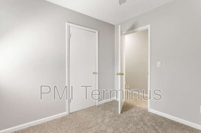 Building Photo - 5005 Hawthorne Ct