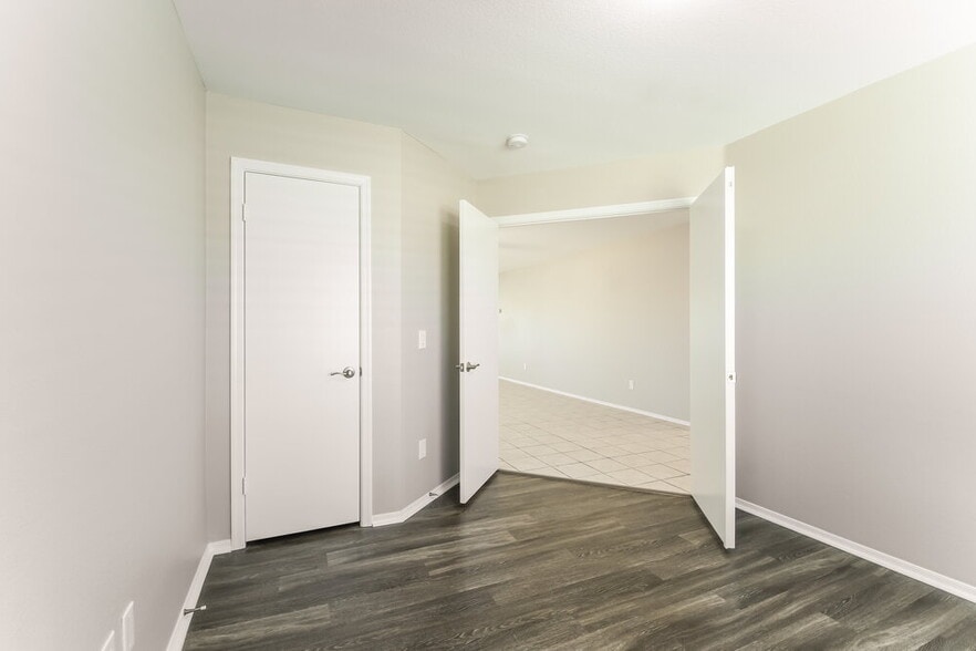 Building Photo - 10509 W Angels Ln