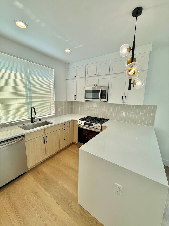 Building Photo - 915 N 98th St