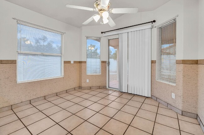 Building Photo - "Charming 3-Bed Oasis with 2 Full Baths in Las Vegas – 1,289 Sq Ft of Comfort!"