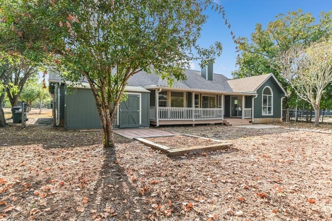 Building Photo - 302 Valley Dr