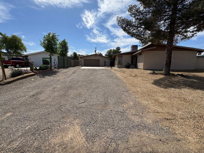 Building Photo - 1122 Avenida de las Estrellas