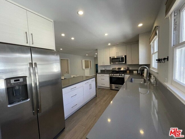 Building Photo - 348 S Elm Dr