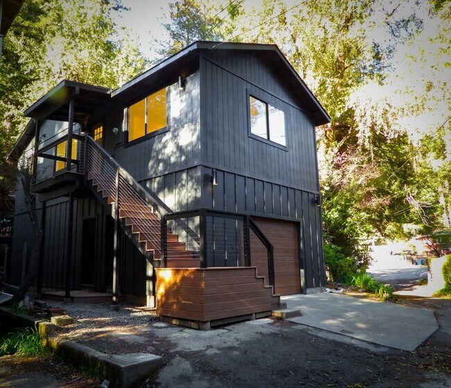 Building Photo - 14229 Laurel Rd