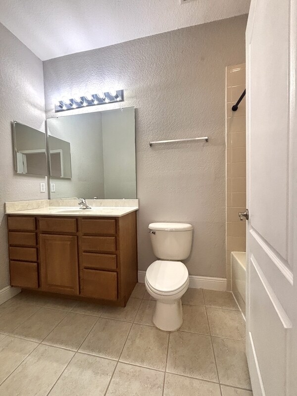 Building Photo - 13220 Fountainbleau Dr