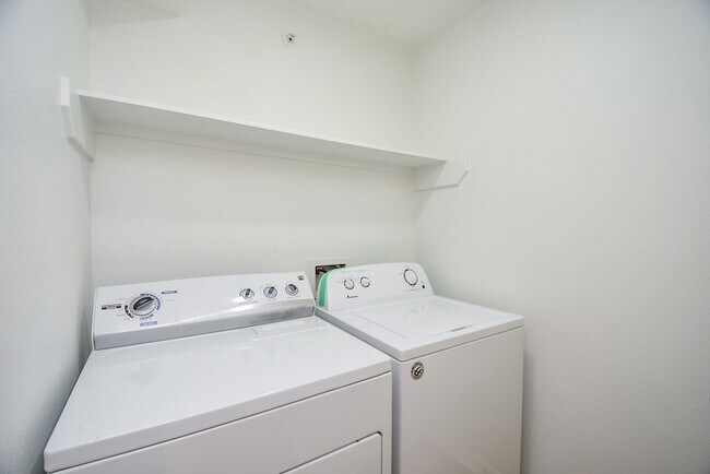 Building Photo - 8051 Bay Branch Dr
