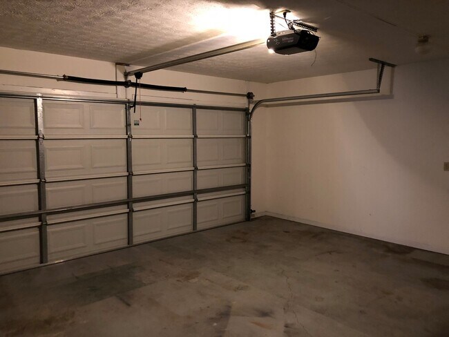 Building Photo - Maryville 37804 - 3 bedroom, 2 Bath Home , 2 car garage - Contact Donna Bailey (865) 389-6590