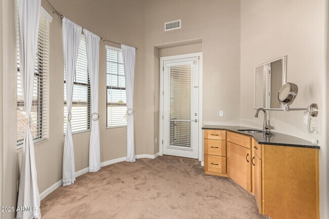 Building Photo - 7297 N Scottsdale Rd