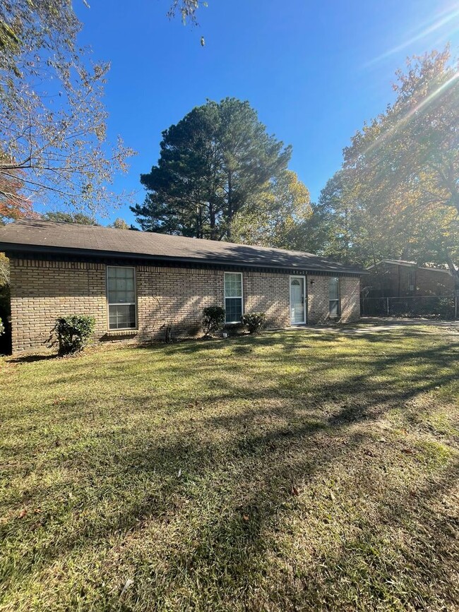 Building Photo - 6646 Pinebrook Dr