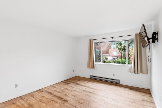 Building Photo - Desirable Lake Oswego Condo 1Bed/1Bath - Mt Park