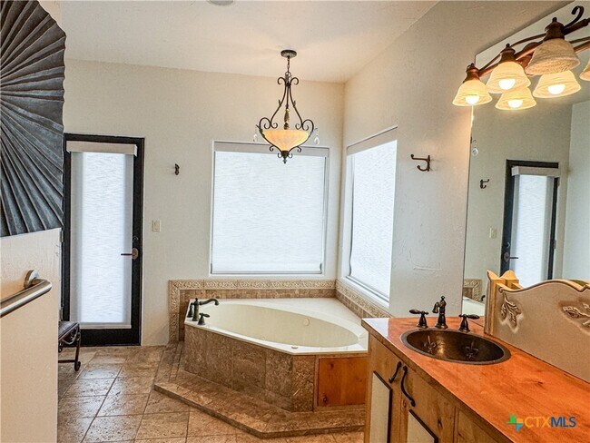 Building Photo - 2000 Village Oak