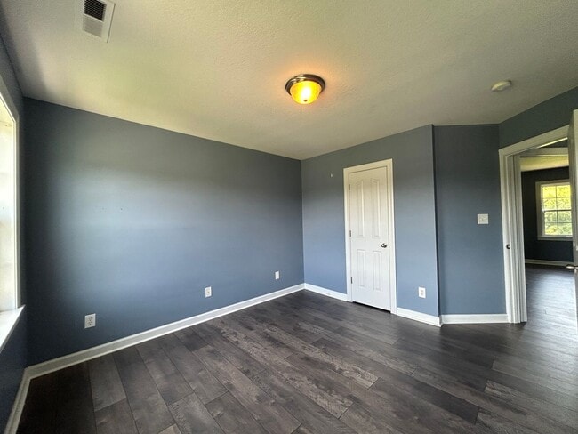 Building Photo - Welcome to River Hills!