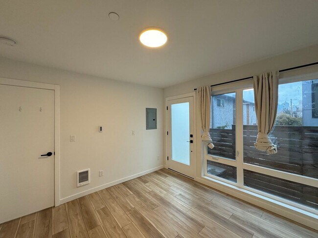 Building Photo - 3B3B cozy townhome