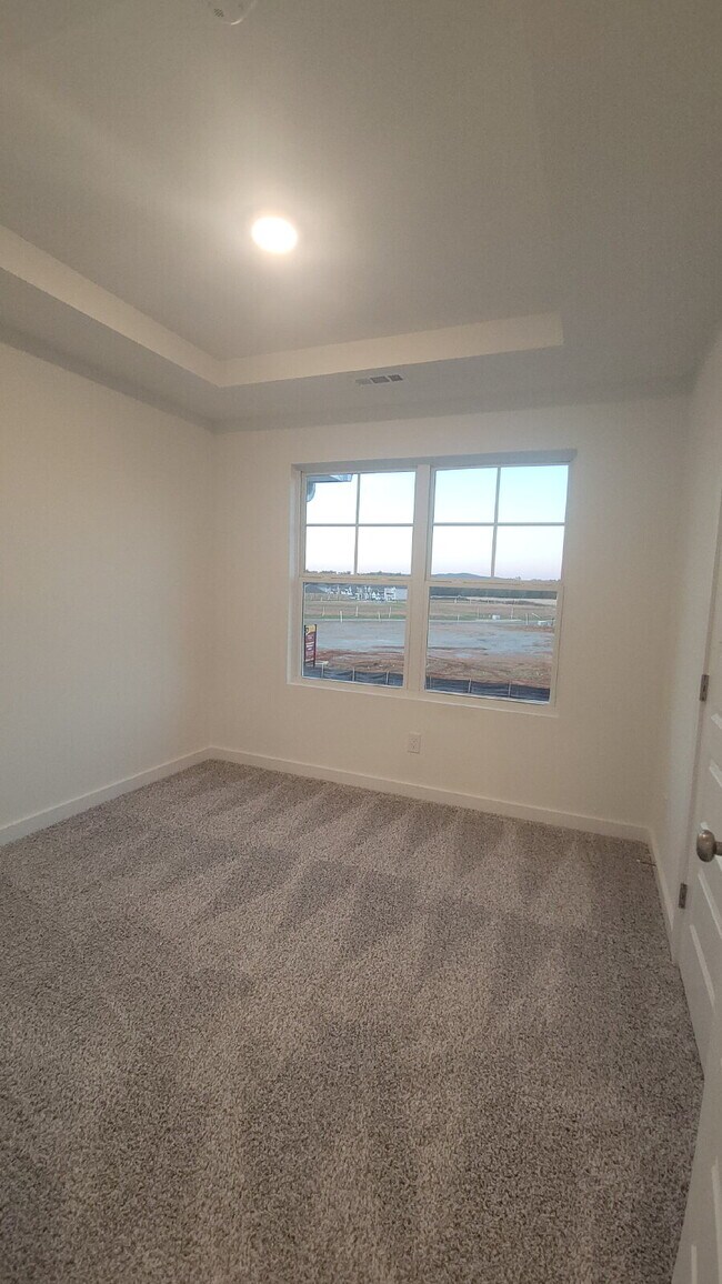 Building Photo - "Charming 3-Bed Townhouse Retreat with Granite Elegance in Prime Huntsville Location!"