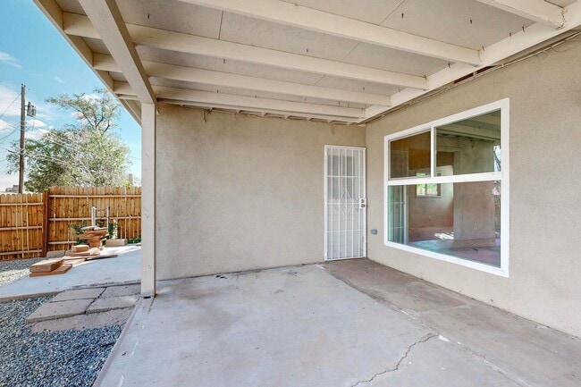 Building Photo - NE 3 bedroom 1 bath 1348/sf